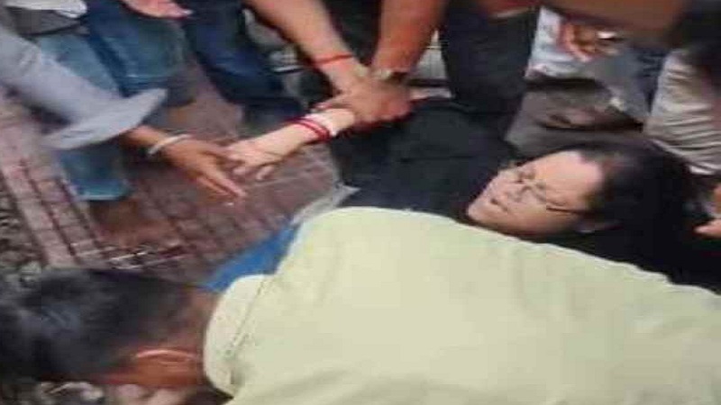 मौत को दी मात! चलती ट्रेन और प्लेटफॉर्म के बीच गिरी महिला, लोको पायलट की सूझबूझ से बची जान