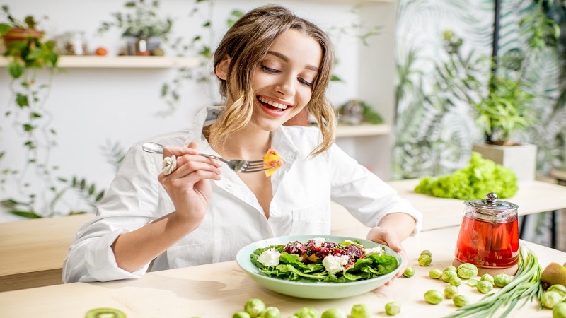 स्वस्थ रहने का आसान मंत्र: घरेलू चीजें, संतुलित भोजन और अच्छी दिनचर्या से रखें खुद को फिट