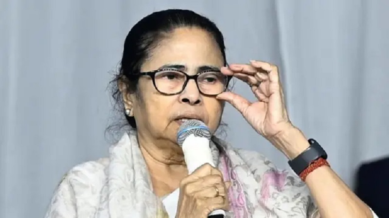 चुनावी हार के बाद बढ़ीं ममता बनर्जी की चुनौतियां, बागी विधायकों के बाद अब सांसदों के पाला बदलने की चर्चाओं ने बढ़ाई चिंता
