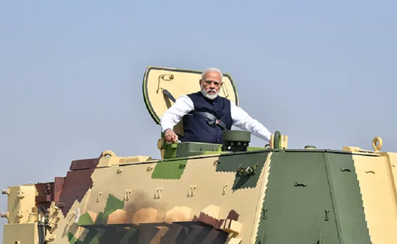 गुजरात दौरे पर पीएम मोदी, हथियार निर्माण केंद्र का किया निरीक्षण; रक्षा और इंफ्रास्ट्रक्चर परियोजनाओं को देंगे नई गति