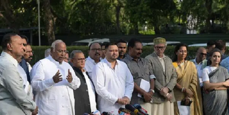 शिक्षा मंत्री के इस्तीफे की मांग से लेकर चुनाव प्रक्रिया तक, INDIA गठबंधन की बैठक में पांच अहम प्रस्तावों पर सहमति
