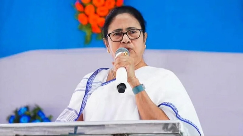 भतीजे अभिषेक बनर्जी के पर कतरे और खुद दिल्ली आ रहीं ममता, टीएमसी के नाराज सांसदों की दिल्ली में मौजूदगी से सियासी हलचल तेज