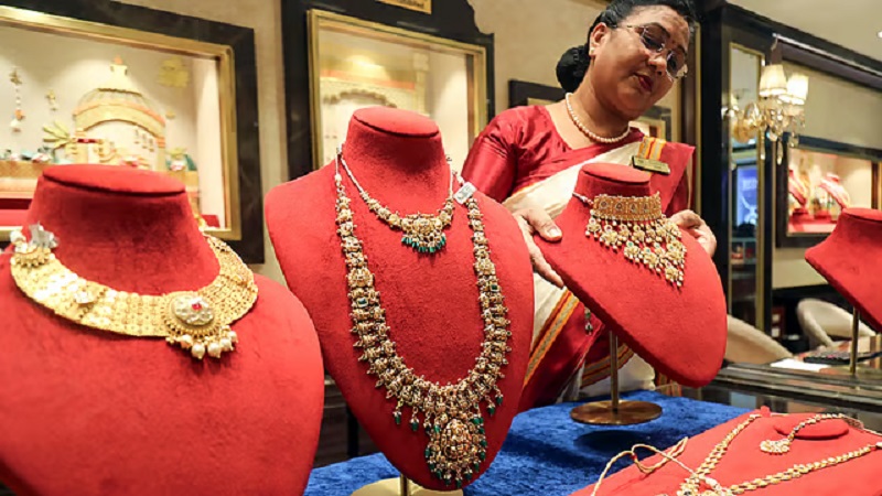 भू-राजनीतिक तनाव घटते ही सोना-चांदी में भारी गिरावट, लगातार तीसरे सत्र की बिकवाली ने निवेशकों की बढ़ाई चिंता