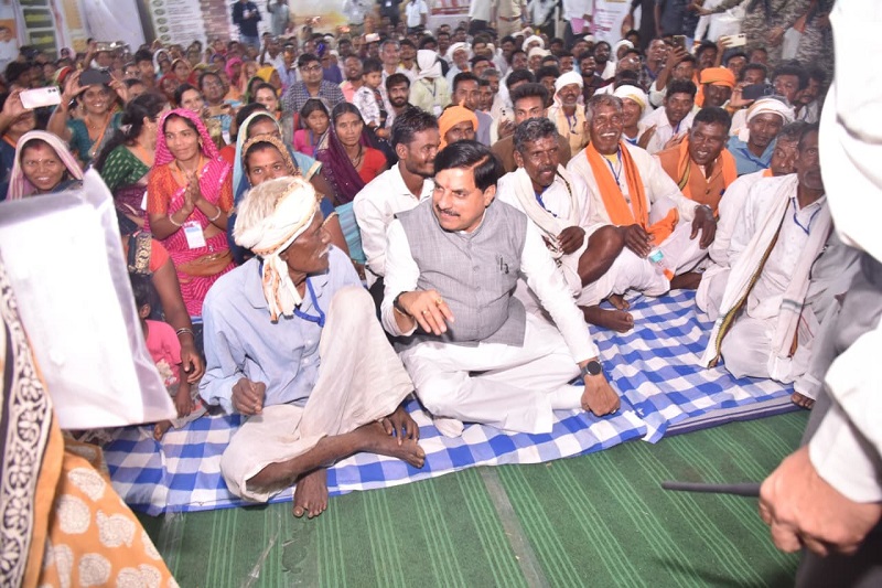 MP: CM मोहन यादव ने प्रसिद्ध हिल स्टेशन कुकरू में रात्रि चौपाल लगाकर सुनीं ग्रामीणों की समस्याएं