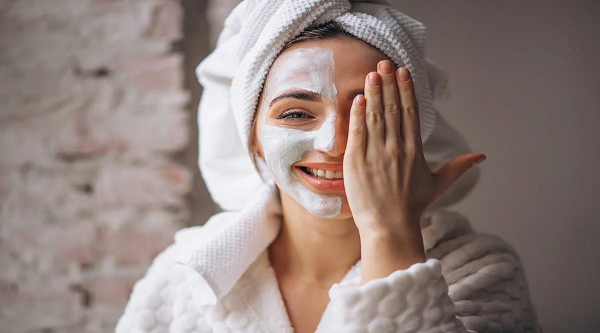 Beauty Tips: ग्लोइंग स्किन पाने के लिए अपनाएं ये आसान और असरदार घरेलू उपाय