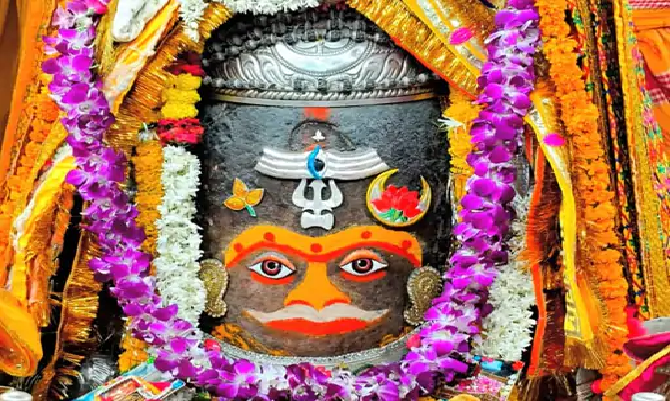सोमवार भस्म आरती में महाकाल का दिव्य श्रृंगार, चंदन-आभूषण से सजा राजा स्वरूप