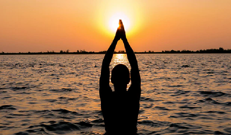 रविवार पूजा विधि: सूर्य देव को प्रसन्न करने के लिए ऐसे करें पूजा, मिलेगा सुख-समृद्धि और मान-सम्मान