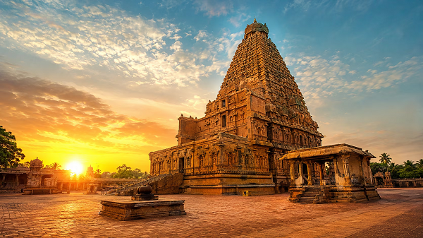 हजार साल पुराना ऐसा मंदिर, जिसका शिखर आज भी इंजीनियरों को करता है हैरान, जानिए क्यों जमीन पर नहीं पड़ती इसकी परछाई