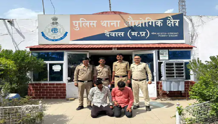 देवास में अवैध शराब पर पुलिस की कार्रवाई के दौरान हंगामा: शासकीय कार्य में बाधा डालने के आरोप में दो गिरफ्तार