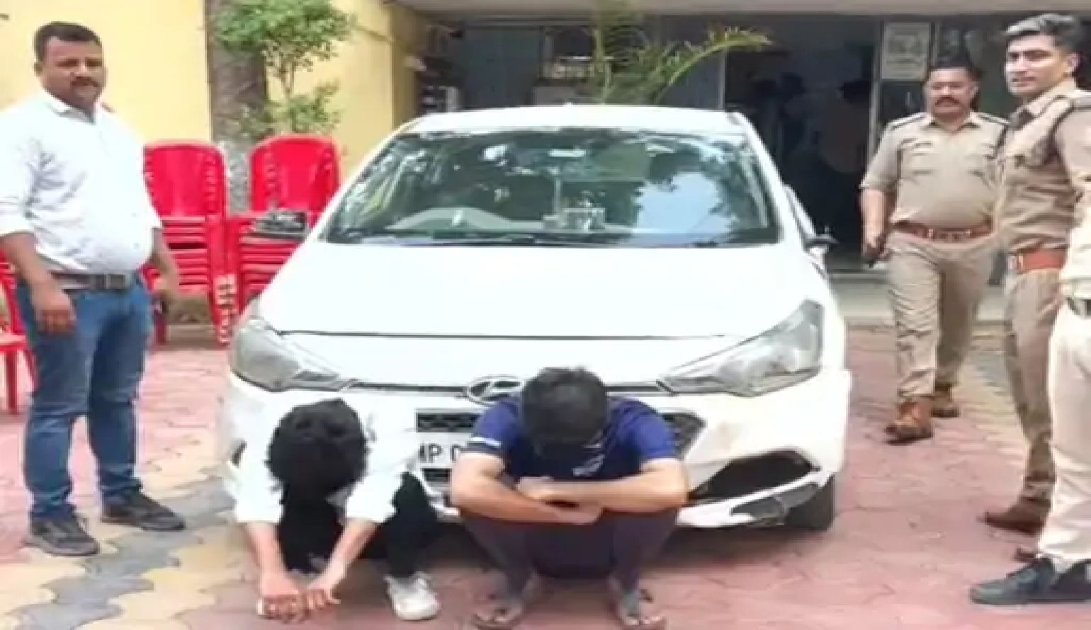 20 सेकंड में कार से उड़ा ₹2.07 लाख का बैग: 150 से ज्यादा CCTV खंगालकर पुलिस ने किया चोरी का खुलासा