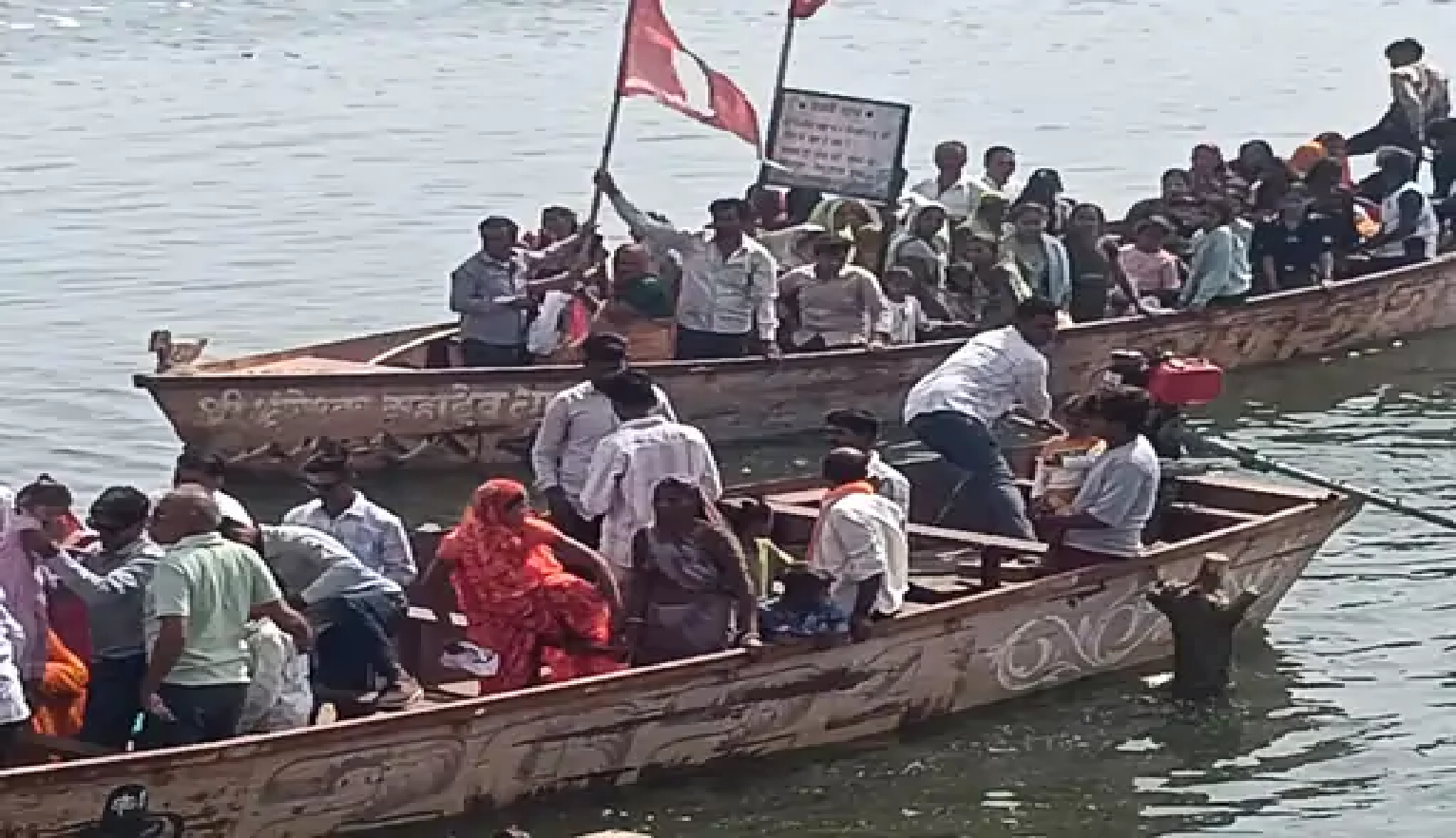 सोमवती अमावस्या पर श्रृंगेश्वर महादेव में उमड़ी आस्था की भीड़, जोखिम भरे नौका विहार ने बढ़ाई चिंता