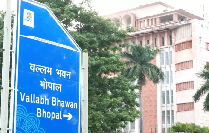 MP में तबादलों की बाढ़: 16 दिन में 17 हजार से ज्यादा ट्रांसफर, एक दिन की छूट में ही ढाई हजार आदेश जारी