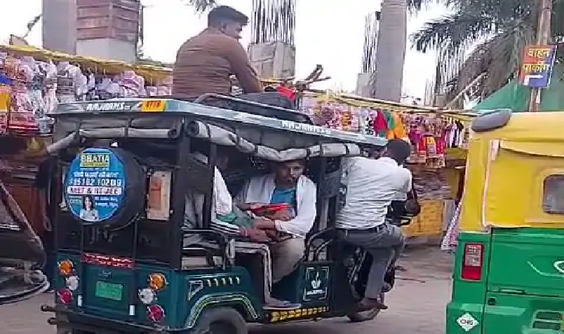 महाकाल नगरी में लापरवाही का वीडियो वायरल: ई-रिक्शा की छत पर बैठाकर घुमाया श्रद्धालु, पुलिस ने किया जब्त