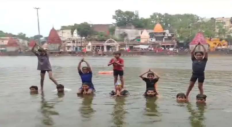 शिप्रा की लहरों पर योग का कमाल, बारिश के बीच नन्हें तैराकों ने दिखाया अद्भुत संतुलन