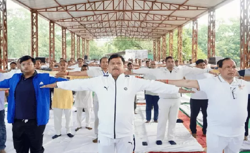 योग दिवस पर शिवपुरी में उमड़ा जनसैलाब, मंत्री ने जनचौपाल में सुनीं समस्याएं