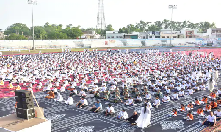योग दिवस पर प्रशासन और जनप्रतिनिधियों की भागीदारी, स्वस्थ वृद्धावस्था पर जोर