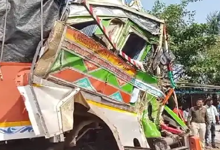 कंटेनर के अचानक ब्रेक से बड़ा हादसा: ट्रक के केबिन में फंसा चालक, रस्सियों से गेट तोड़कर बचाई जान