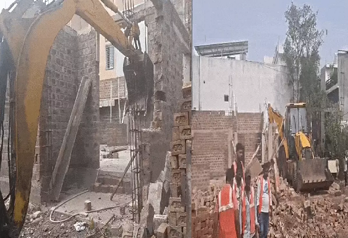 बारिश से पहले नगर निगम सख्त इंदौर में उद्यान की जमीन कराई कब्जामुक्त जर्जर भवन भी तोड़ा