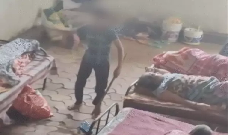 वृद्धाश्रम में बुजुर्ग महिलाओं पर बरसी हैवानियत नाबालिग ने डंडे से पीटा वीडियो सामने आने के बाद मचा हड़कंप