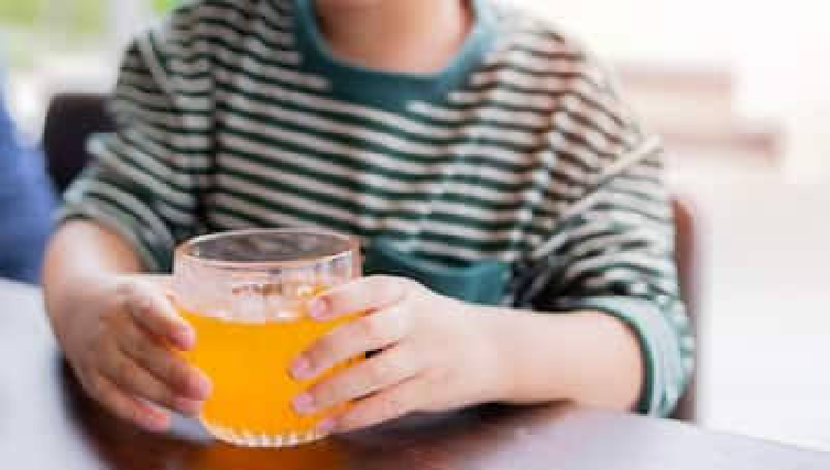 फ्रूट जूस भी बन सकता है सेहत का दुश्मन नई स्टडी में बचपन की आदत और हाई बीपी के बीच मिला बड़ा संबंध