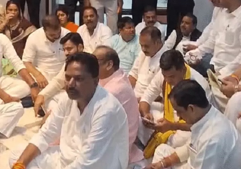 दिल्ली में राहुल गांधी की गिरफ्तारी पर मप्र में प्रदर्शन, विधानसभा में धरने पर बैठे कांग्रेस विधायक