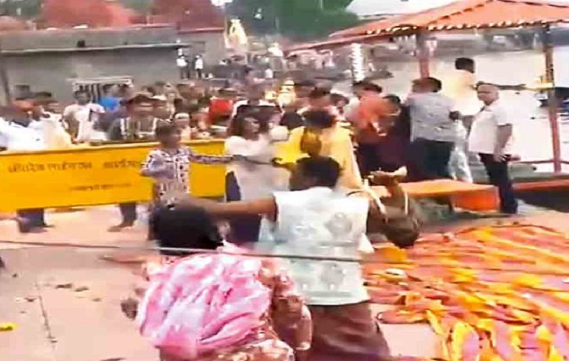 MP: उज्जैन में शिप्रा रामघाट पर महाआरती के दौरान भिड़े पुजारी-वेंडर…. जमकर चले लात-घूसे