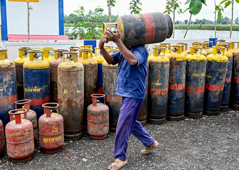 सिलेंडरों में बची रहने वाली गैस की बर्बादी रोकने का नया मास्टरप्लान…. हर साल होगी ₹21900 करोड़ की बचत