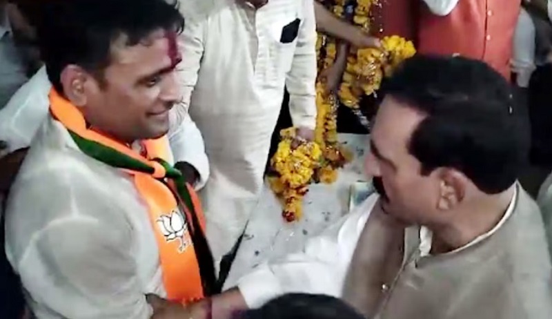 MP: दतिया में आशुतोष तिवारी का प्रचार कर रहे नरोत्तम… स्वागत के दौरान कार्यकर्ताओं से बोले- माला वाला पीछे है