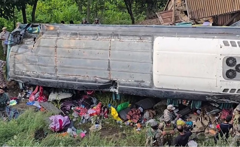 J&K: गांदरबल जिले में हादसा….अमरनाथ यात्रियों से भरी बस खाई में पलटी, 10 से अधिक घायल