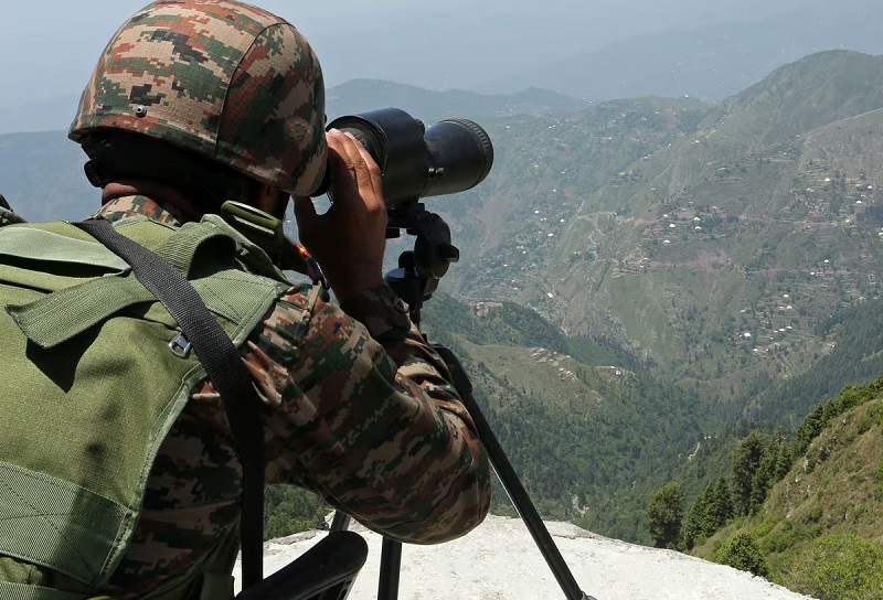 J&K: सुरक्षा बलों ने LoC पर घुसपैठ की कोशिश को किया नाकाम… आतंकियों को खदेड़ा