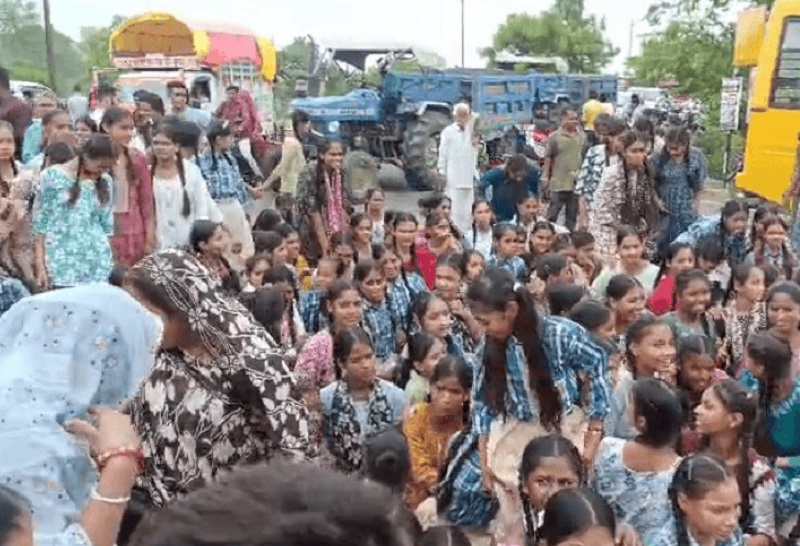 MP: मंदसौर में प्राचार्य के तबादले का विरोध…. छात्रों ने सड़क जाम कर किया प्रदर्शन, झुका प्रशासन