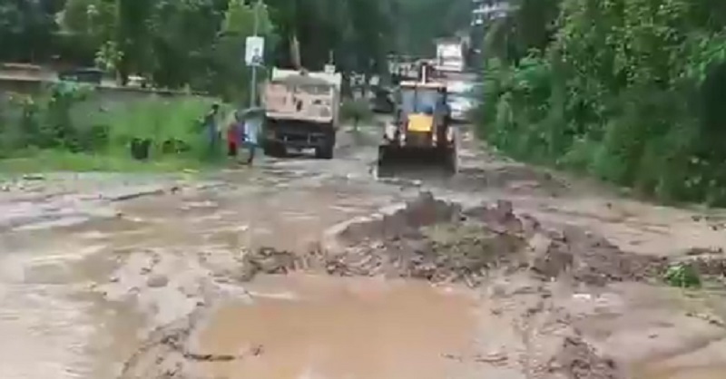 हिमाचल के चम्बा में मूसलाधार बारिश ने मचाई तबाही… घर में घुसा मलबा…कई वाहन दबे