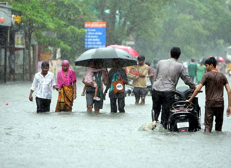 गुजरात में रिकॉर्ड तोड़ बारिश…..बलसाड़ में एक दिन में गिरा 906 मिमी पानी, इतना दिल्ली में सालभर में भी नहीं गिरता