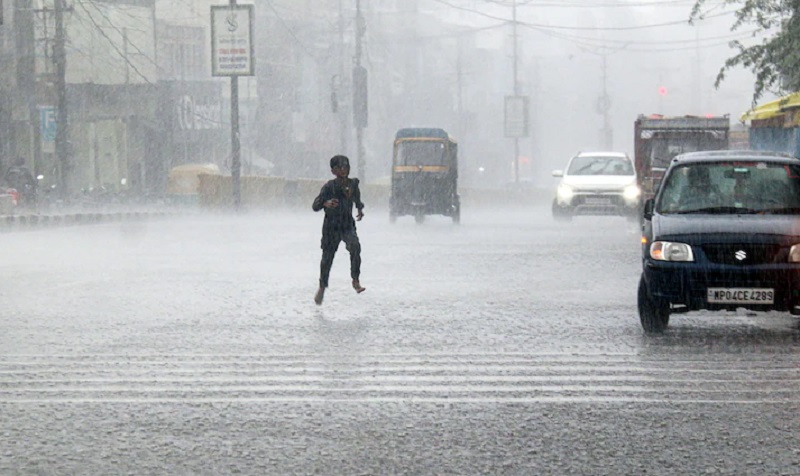 Monsoon: कहीं मूसलाधार बारिश से जनजीवन अस्त -व्यस्त.. तो कहीं बूंदाबांदी