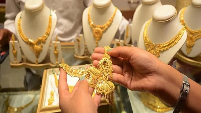 सोना फिर हुआ महंगा, 24 कैरेट 1.46 लाख रुपये के पार; खरीदारी से पहले जानें 22K, 18K और चांदी के ताजा भाव
