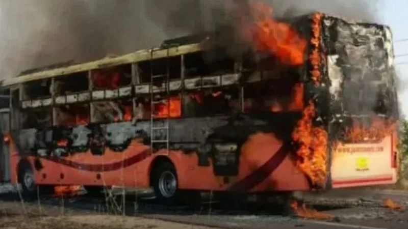 ऋषिकेश-इंदौर स्लीपर बस में भीषण आग, 7 यात्रियों की दर्दनाक मौत; मध्य प्रदेश के 5 लोग जिंदा जले, 13 की हालत गंभीर, 4 अब भी लापता