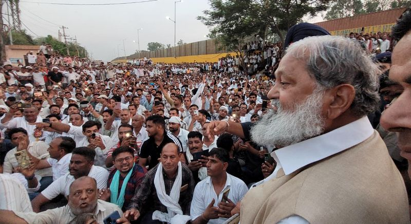 पीएम आवास और बिजली सुविधा वाली जमीन पर चला बुलडोजर, ग्रामीणों ने वन विभाग पर लगाए गंभीर आरोप, जांच शुरू