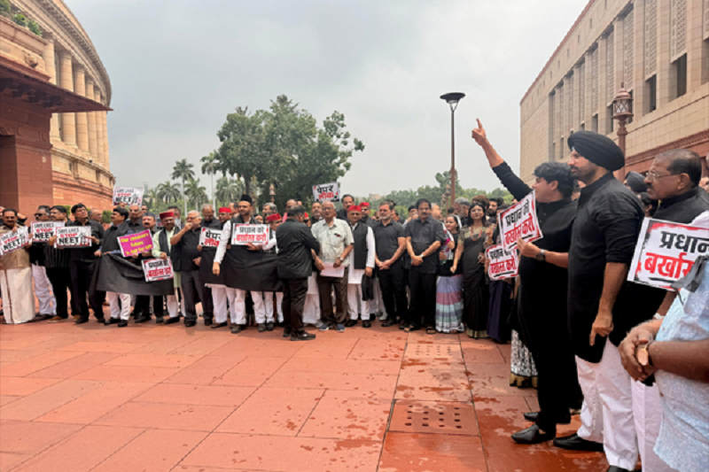 संसद परिसर में विपक्ष का जोरदार प्रदर्शन, राहुल गांधी और प्रियंका गांधी समेत कई नेता काले वस्त्रों में पहुंचे, छात्रों के मुद्दों पर सरकार को घेरा