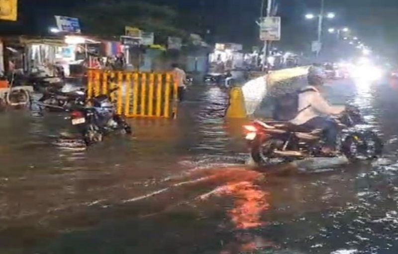 खंडवा में बारिश बनी जानलेवा आफत, आकाशीय बिजली से दो किसानों की मौत, उफनती नदी में बहीं कृषि मशीनें और पंधाना मार्ग का संपर्क टूटा