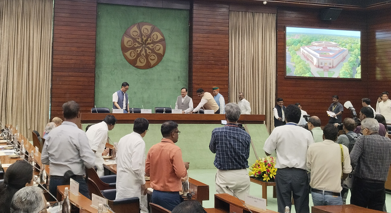 संसद सत्र से पहले सर्वदलीय बैठक में बागी सांसदों की मौजूदगी पर बढ़ा विवाद, विपक्ष ने जताया विरोध, सहमति की कोशिशों के बीच फिर लौटी बैठक