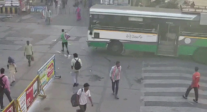 सड़क पार करते समय मोबाइल देखना पड़ा भारी, विजयवाड़ा में बस की टक्कर से व्यक्ति की मौत, चालक हिरासत में