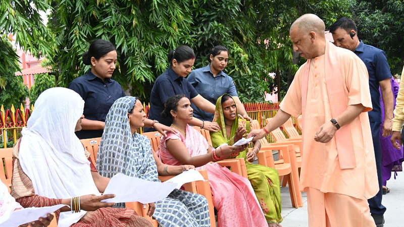 जनता दर्शन में सीएम योगी का बड़ा संदेश, इलाज से लेकर शिकायतों तक हर समस्या के समाधान का दिया भरोसा