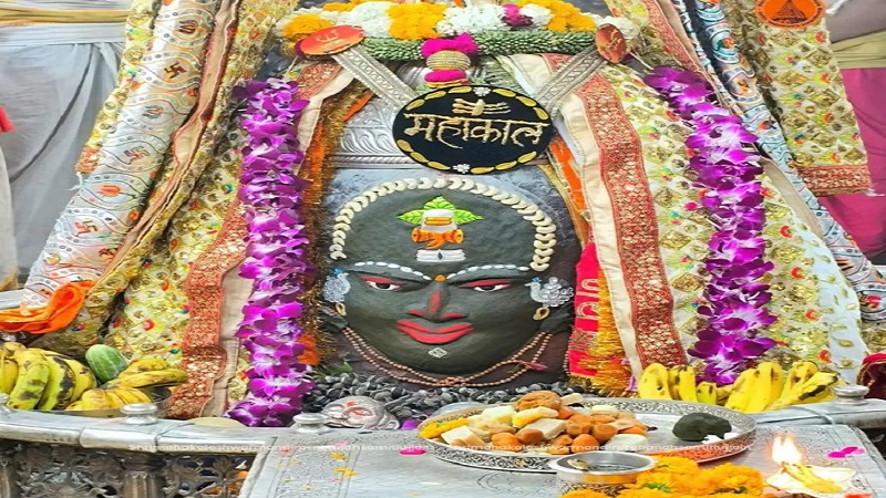 महाकाल दरबार में अलौकिक छटा: पंचामृत अभिषेक के बाद राजा स्वरूप शृंगार, भस्म आरती में भावविभोर हुए श्रद्धालु