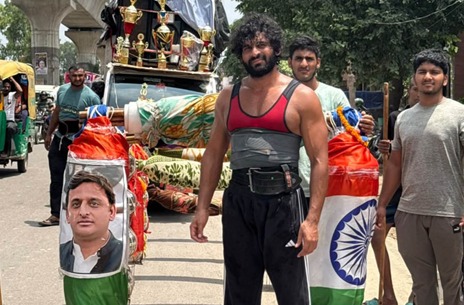 अखिलेश के CM बनने की कामना, 201 लीटर गंगाजल की कांवड़ लेकर पैदल निकले बॉबी यादव