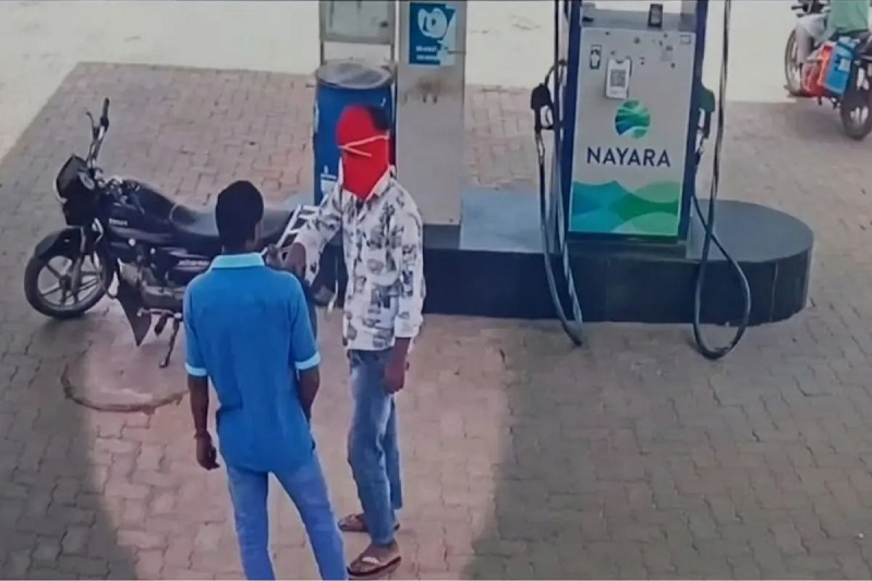 अलवर पेट्रोल पंप फायरिंग का खुलासा, प्रेम प्रसंग में रची गई थी पूरी साजिश, बाइक चोरी कर हथियार खरीदा और सेल्समैन पर कर दी गोलीबारी