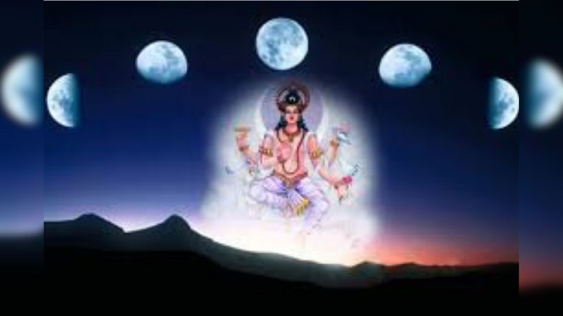 चंद्रमा की शुभ-अशुभ स्थिति बदल सकती है जीवन की दिशा, जानें किन योगों से मिलता है सुख और किन दोषों से बढ़ती हैं मुश्किलें