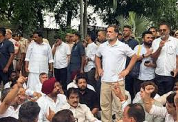 जंतर-मंतर घटना पर सियासत तेज, राहुल गांधी समेत विपक्षी सांसदों का प्रदर्शन, छात्रों के मुद्दे पर सरकार से जवाब और बहस की मांग