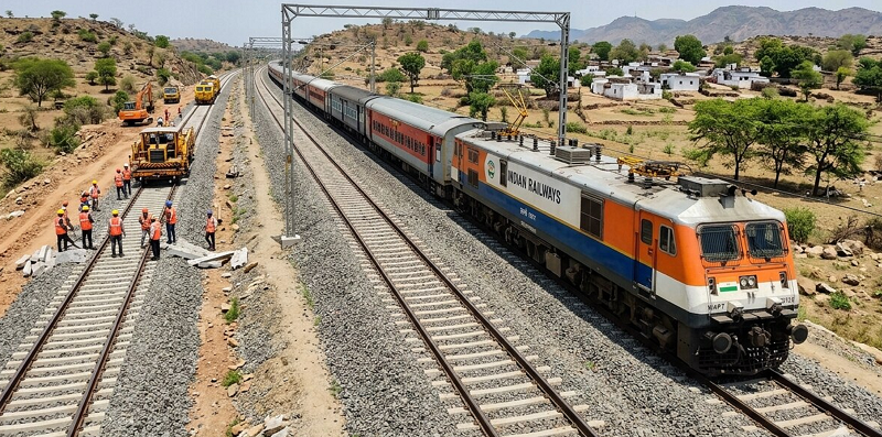 बुंदेलखंड की रेल कनेक्टिविटी होगी मजबूत, खैराड़ा-मानिकपुर डबल लाइन परियोजना का उच्च अधिकारियों ने लिया जायजा