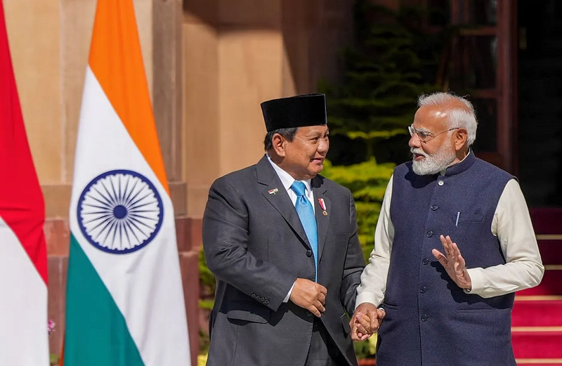 इंडोनेशिया पहुंचे प्रधानमंत्री मोदी का भव्य राजकीय स्वागत, फाइटर जेट्स ने किया एस्कॉर्ट; राष्ट्रपति प्रबोवो ने एयरपोर्ट पर की अगवानी