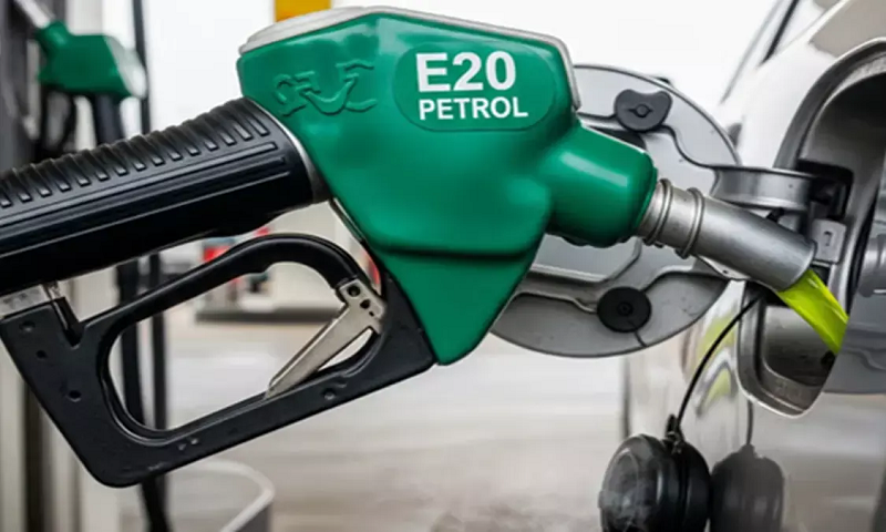 E20 पेट्रोल को लेकर फैली गलतफहमियों पर सरकार ने दी सफाई, इंश्योरेंस और इंजन से जुड़े दावों का किया खंडन
